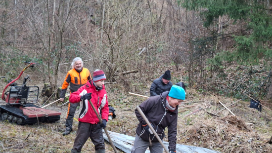 NABU-Mitglieder laden das Mähgut auf die Schlepperfolie Foto: Ralf Küttner